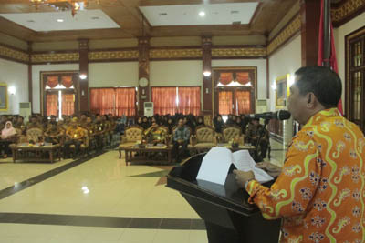 Sekdakab Siak Serahkan 80 SK ASN Formasi 2014 Lalu